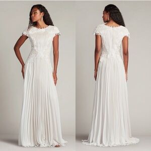 Tadashi Shoji Cassiel Pleated Chiffon Gown Lace Ivory Dress size 8 white